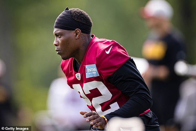 Everett signed as an undrafted free agent with the Tampa Bay Buccaneers in 2015 before joining Washington that same year